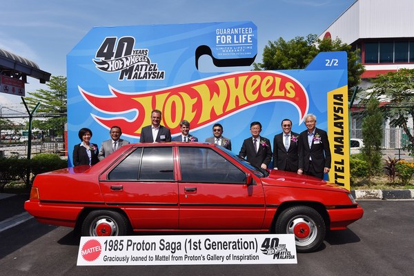 Totzke (third from left) and Penang chief minister Chow Kon Yeow (third from right) posing with the 1st Generation 1985 Proton Saga at the plant.