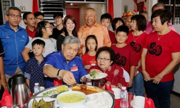 Zahid visiting his godmother for Chinese New Year at Taman Desa Bersatu in Perak on 28 January 2017.