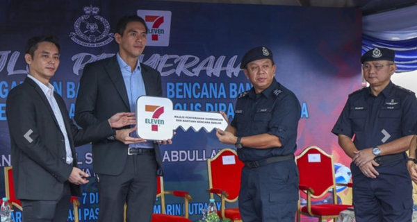 7-Eleven Malaysia representatives giving their contribution to PDRM.