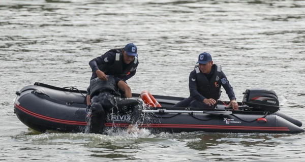 PDRM using the boat engines provided by 7-Eleven Malaysia for flood rescue ops.