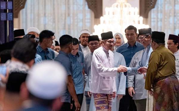 Anwar at his official residence, meeting with Muslim preachers on 11 December.