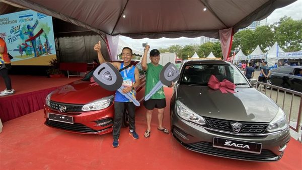 The lucky winners, Cheng Wen Long (left) and Chua Soon Lee (right).