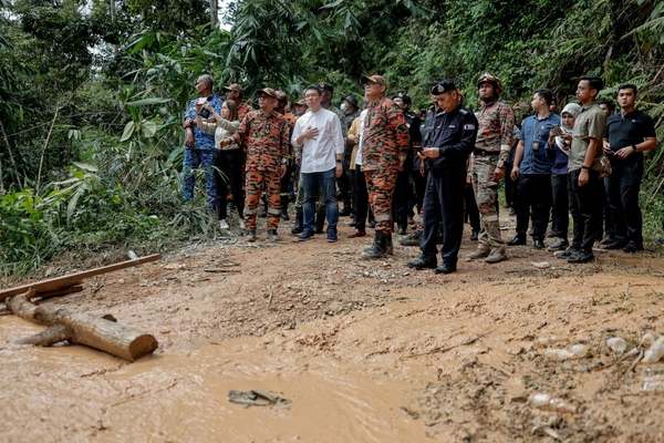 Nga Kor Ming with Malaysian authorities at the site of the Batang Kali landslide today, 16 December.