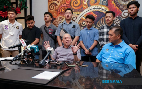 Datuk Fadillah Yusoff along with the victims in a press conference last Satuday, 17 December.