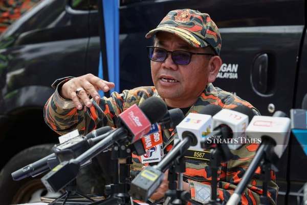 Selangor Fire and Rescue Department director Datuk Norazam Khamis speaks to reporters on 18 December at Batang Kali.