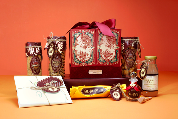 Global Private Bank: Chinese New Year Gift Set - OuterEdit