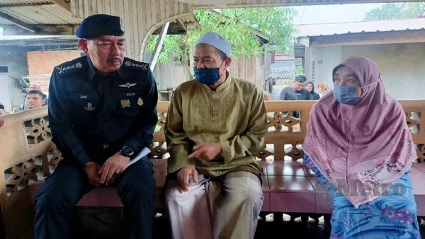 Mohd Nadzir, 67, and his wife, Zainun Sulaiman, 62, speaking with Kelantan police chief Datuk Muhamad Zaki Harun at their home in Kampung Bendang Surau.