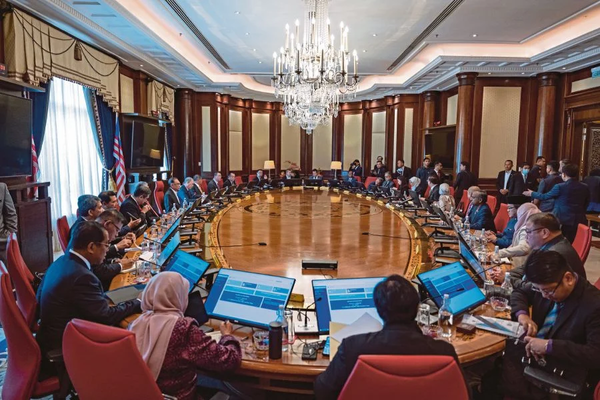 Anwar chairing the Cabinet meeting in Putrajaya today, 21 December.