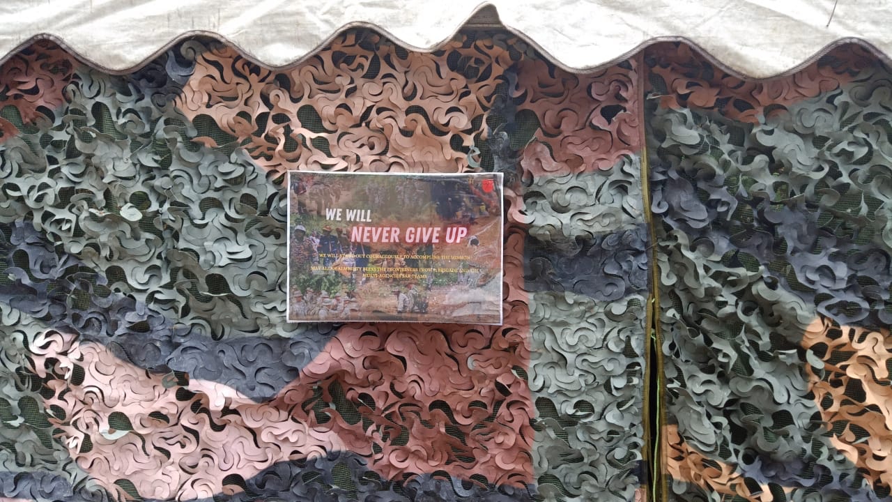 "Nous n’abandonnerons jamais" – Une affiche au camp SAR offre l’espoir de trouver la dernière victime