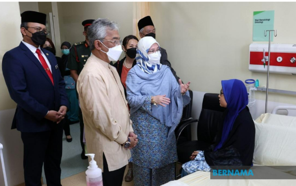 Sultan Abdullah and Tunku Azizah visited Mya Zara in her ward room.