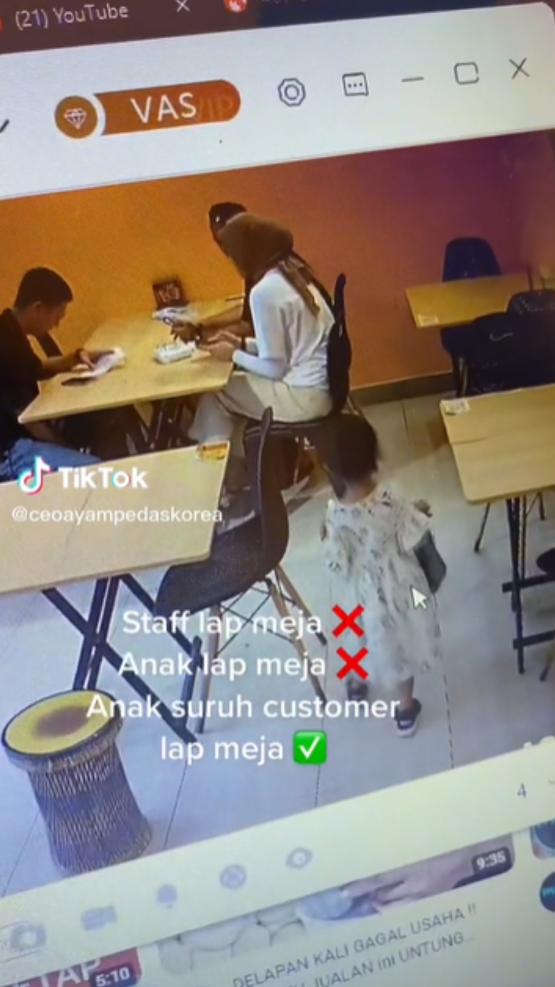 [VIDEO] Le petit veut aider papa à essuyer la table, une fois qu’on dit à un client de la nettoyer
