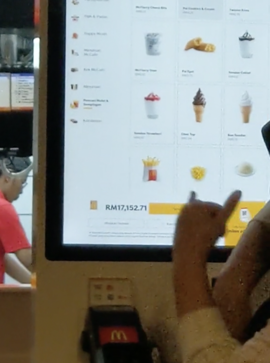 Les enfants jouent avec le kiosque d’auto-commande McD et commandent presque 17 000 RM de nourriture