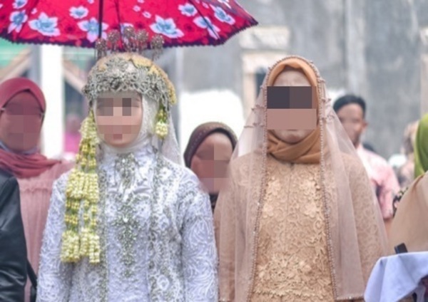 Nelidia and her mother at her wedding.