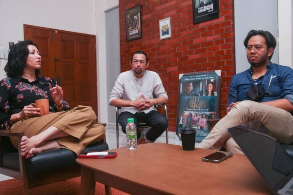 The film 'Maryam Dari Pagi Ke Malam' is directed by Badrul Hisham Ismail (right) and produced by Anomalous Films' Eddy Abdullah (middle).