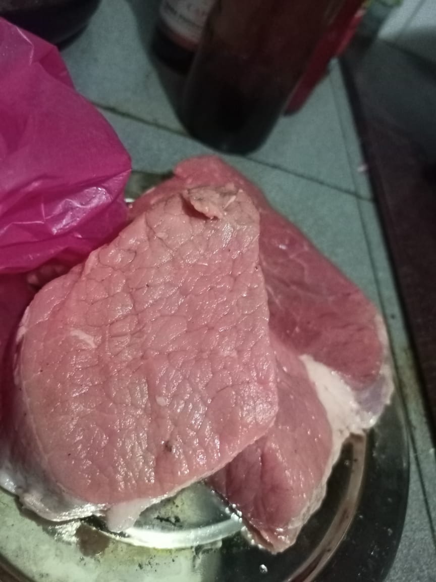 L’enfant s’inquiète du fait que la viande blanchisse après la cuisson, une fois vérifiée, il s’avère qu’il s’agit de porc