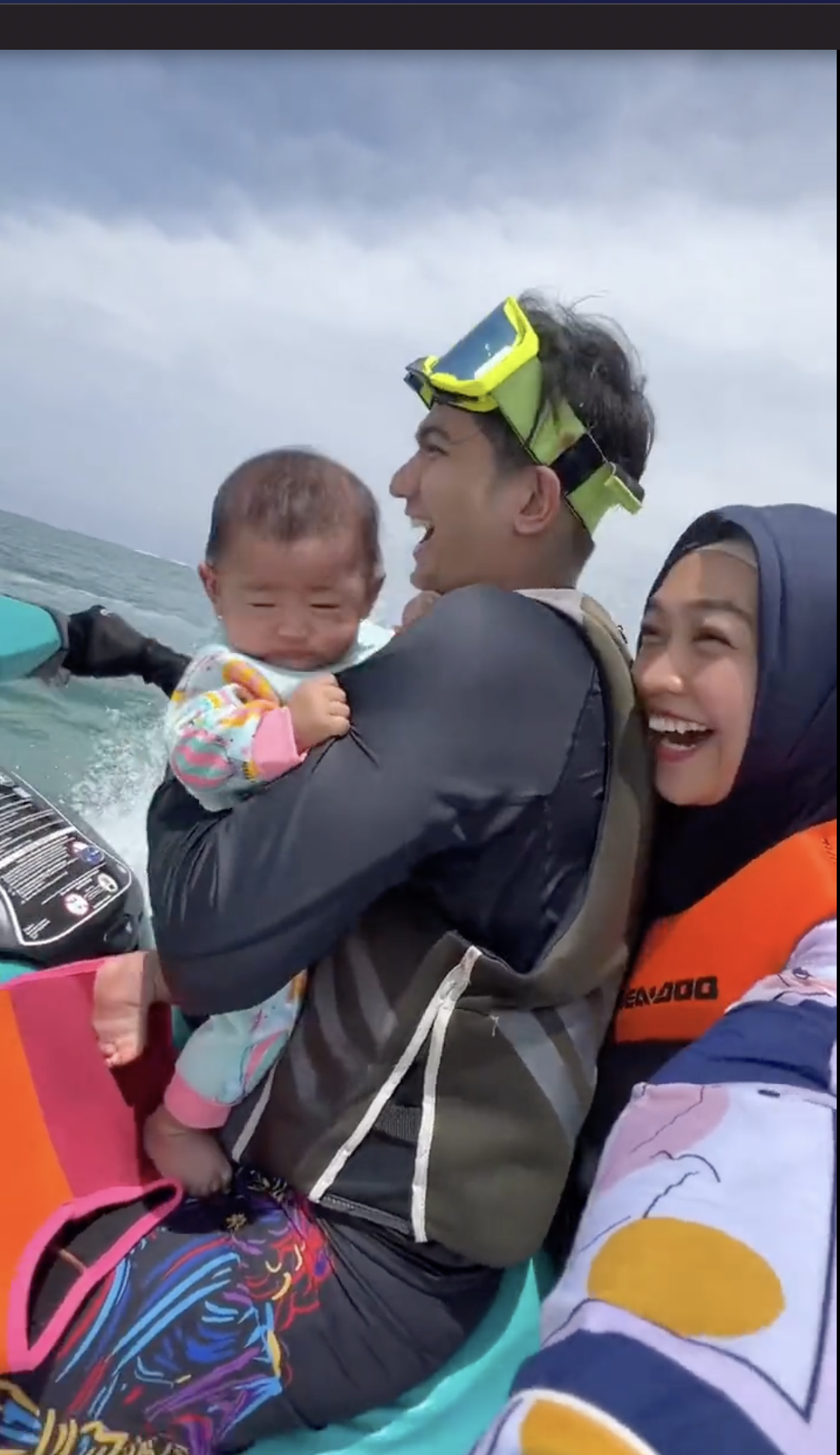 "Non OK" – Ce couple mari et femme amenant un bébé sur un jet ski reçoit de nombreuses critiques