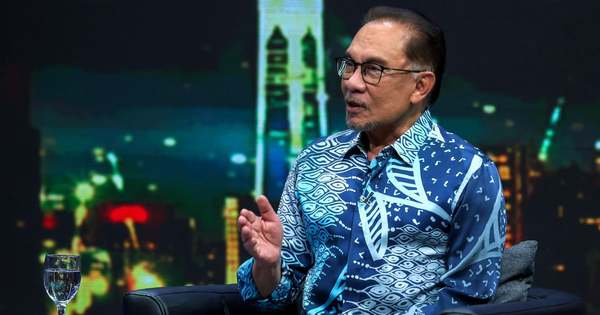 Anwar at the 'Naratif Khas Bersama Perdana Menteri' programme with RTM on 6 January.