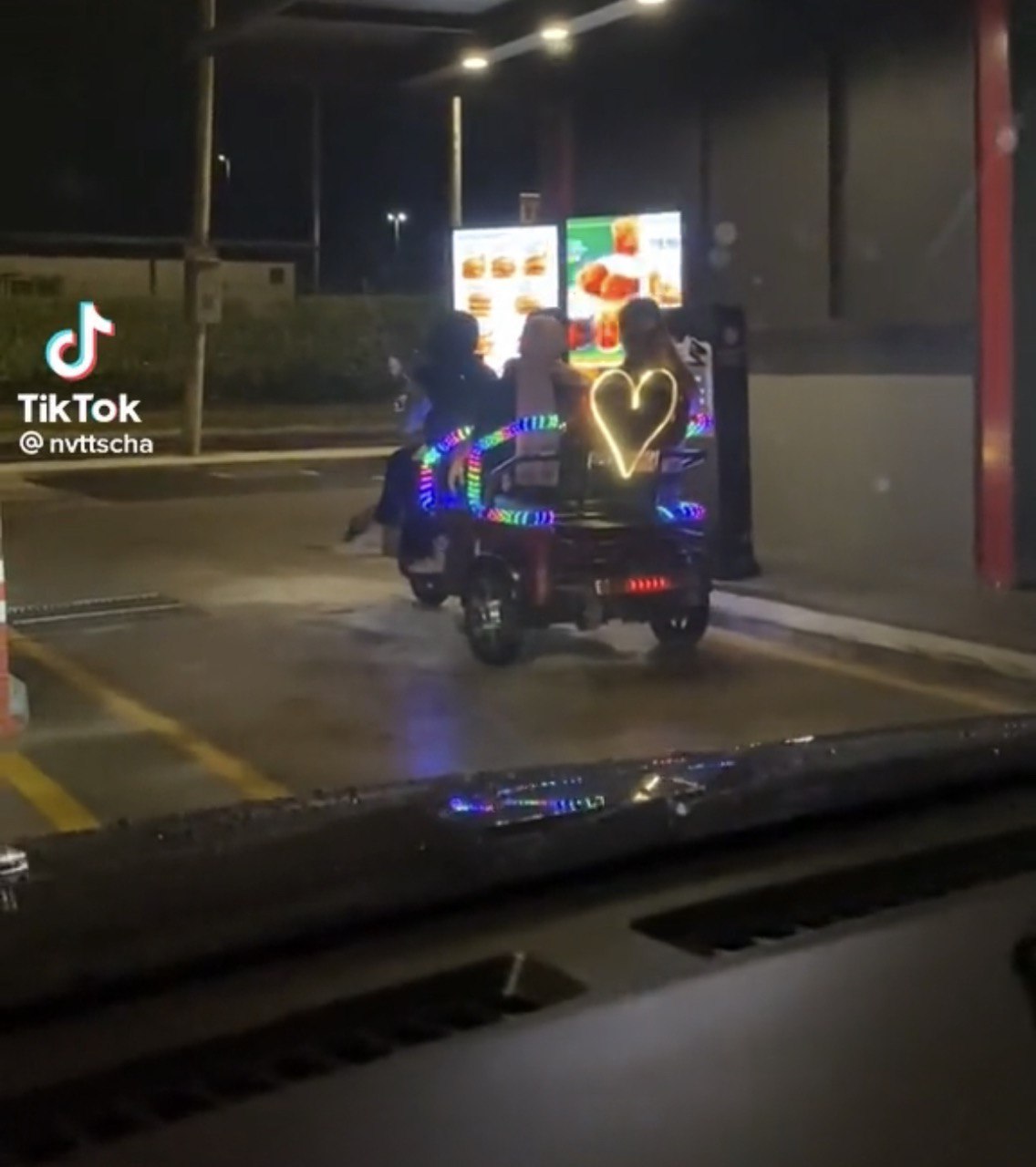 "Bizarre, bizarre" – Le comportement de McD’s Drive-Thru Teen Gang Rides This Lighted Car bouleverse beaucoup