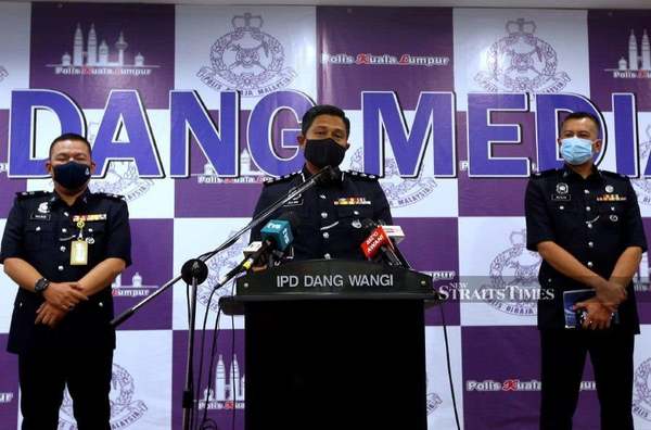 Dang Wangi district police chief ACP Noor Dellhan Yahaya (centre).