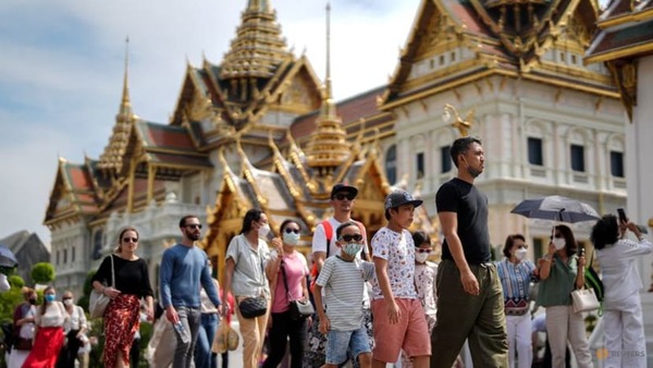 Pelancong melawat Grand Palace di Bangkok, Thailand.