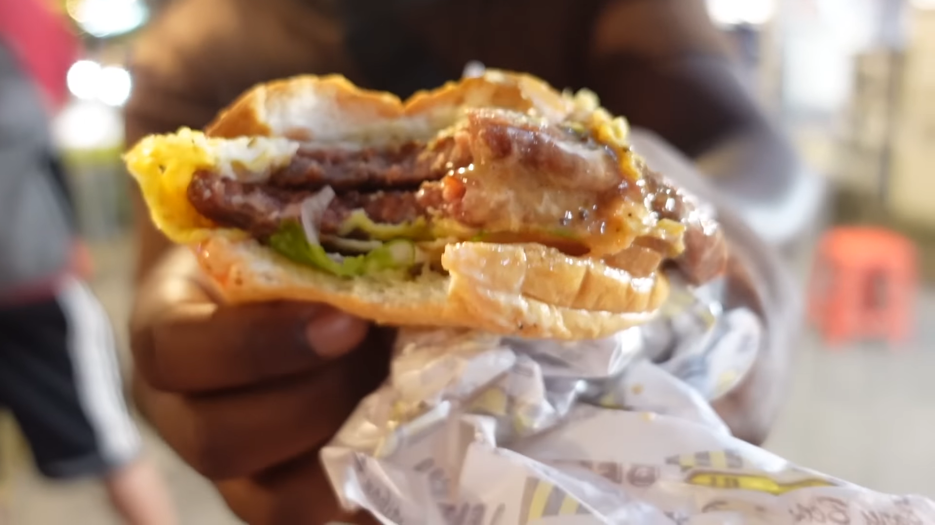 Un blogueur culinaire britannique et YouTuber déclare que Ramly Burger est l’un des meilleurs burgers qu’il ait jamais goûtés