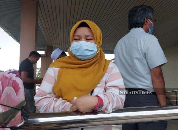 Photo of an emotional Siti Salwa Abdul Wahid at the Jasim Hospital.