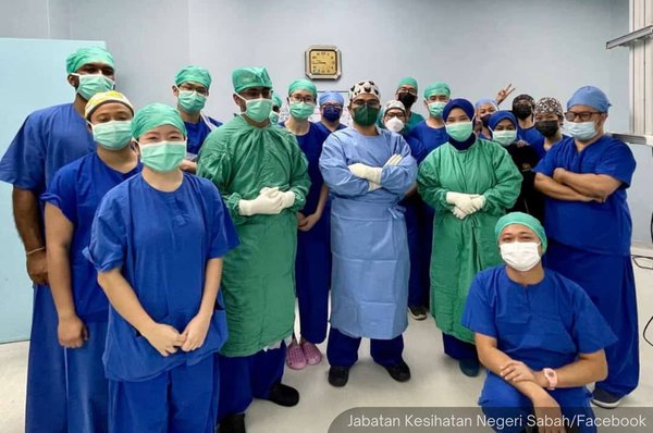 The whole surgical team that performed the awake craniotomy.