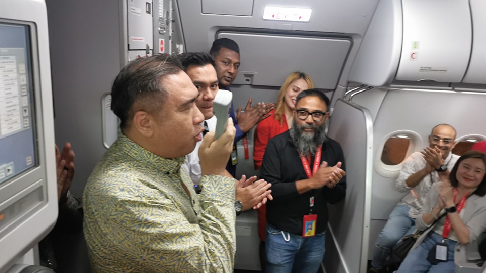 Le ministre des Transports Anthony Loke surprend les passagers du vol Batik Air vers Kota Kinabalu