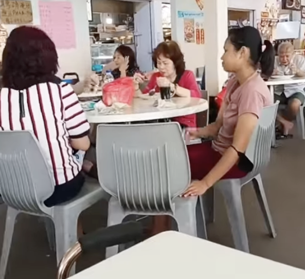 Les internautes critiquent la famille S’pore pour avoir mangé au restaurant pendant que leur femme de chambre est assise sans repas