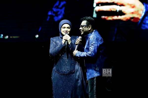 Siti Nurhaliza on stage with AR Rahman at National Stadium Bukit Jalil.