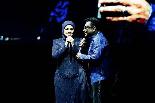 Datuk Seri Siti Nurhaliza with A R Rahman performing live on stage at the Bukit Jalil National Stadium.