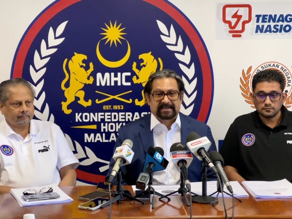 Malaysian Hockey Confederation president Datuk Seri Subahan Kamal (in the centre).