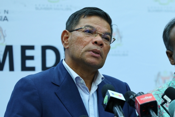 Datuk Seri Saifuddin Nasution Ismail.