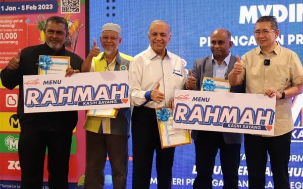 Minister of Domestic Trade and Cost of Living Datuk Seri Salahuddin Ayub (furthest right) launching the Menu Rahmah initiative.