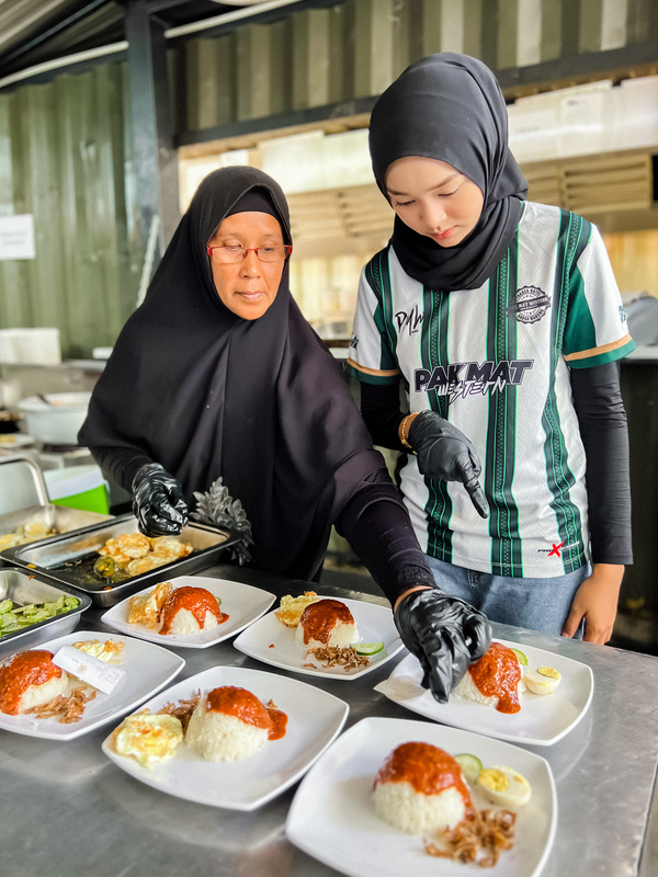 Nasi lemak 90 sen disediakan oleh pekerja berpengalaman dan 'otai'.