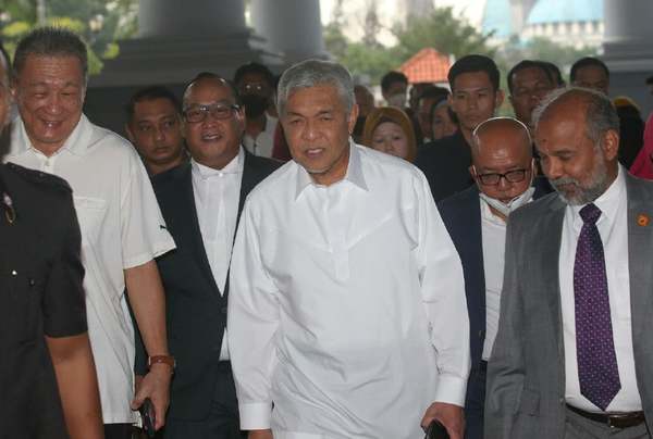 Zahid along with his team of lawyers and officials at the Kuala Lumpur High Court.