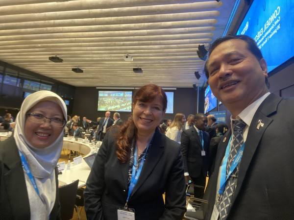 Zaliha (left) posing for a photo with chairman of WHO executive board Dr Kerstin Vesna Petrič (middle), and Noor Hisham (right).