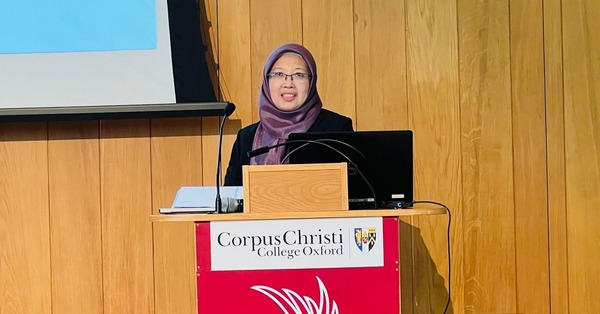 Zaliha speaking at the panel discussion held at Oxford University.