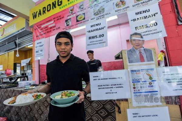 Stall owner Syafiq posing with his Menu Rahmah dishes that he sells at his Shah Alam eatery.