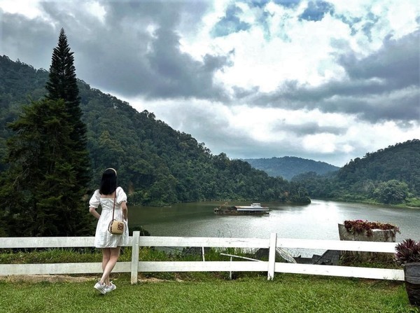 Photograph of a patron at the Sultan Abu Bakar Lake.