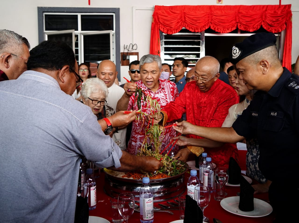 Zahid tossing yee sang with Cheah and Beh on 23 January.