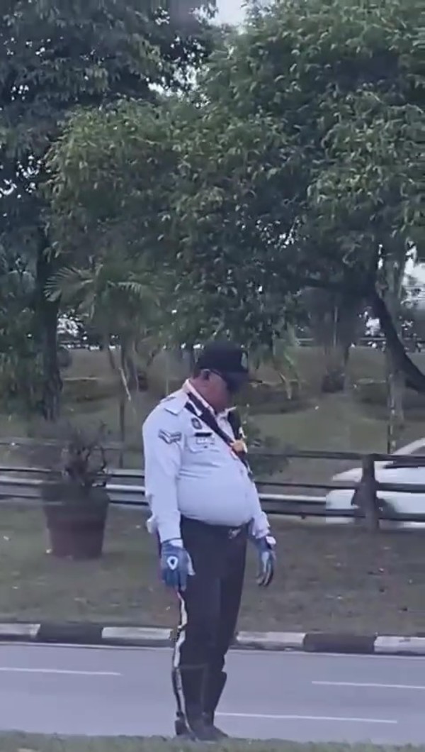 The traffic officer filmed falling asleep at the roadside.