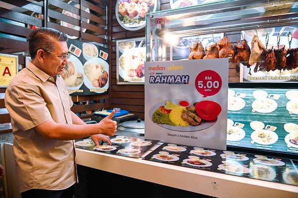 KPDN Minister Datuk Seri Salahuddin Ayub introducing the Menu Rahmah programme at Mydin in Subang Jaya, Selangor, on 31 January.