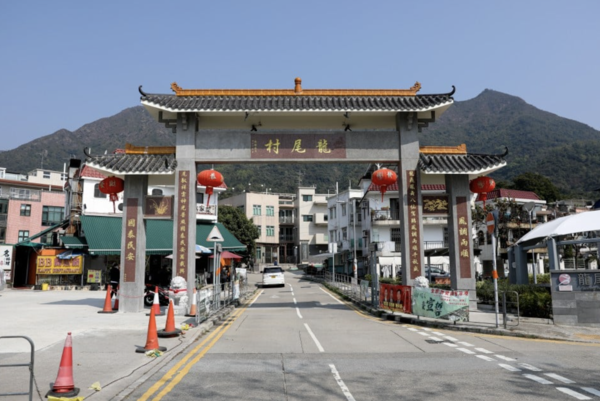 Pintu gerbang menuju ke perkampungan di Lung Mei Tsuen, Tai Po, Hong Kong. (Tempat kejadian pembunuhan)