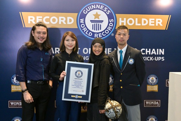 Dari kiri: Pengurus Pemasaran WONDA Coffee, Oliver Kau; Naib Presiden Pemasaran Etika Sdn Bhd, Amy Gan; Freestyle Footballer, Qhourunissa dan wakil Pengadil Rasmi Guinness World Record, Yip Chong Wai Jacob.