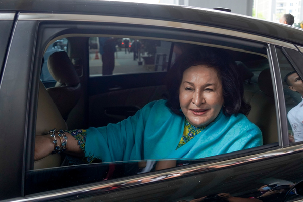 Rosmah smiling after the proceedings at the Kuala Lumpur Courts Complex today, 3 March.