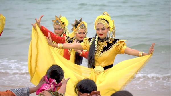 Dancers performing the Ulek Mayang.