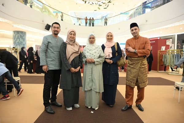 Padzilah tengah bersama barisan selebriti yang hadir, Arash Mohd, Kuza, Vanidah Imran dan Edika Yusof memeriahkan pelancaran Raya In Vogue, Siti Khadijah di KL East Mall.