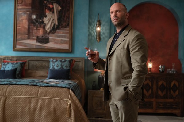 Jason Statham sebagai Orson Fortune dalam Operation Fortune: Ruse De Guerre.