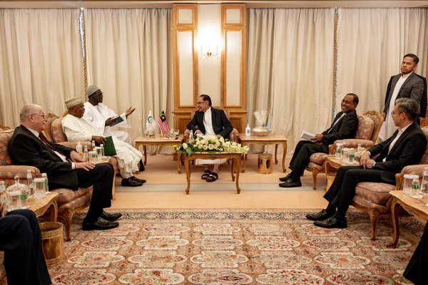 Anwar with OIC secretary-general Hissein Brahim Taha and the OIC delegation.